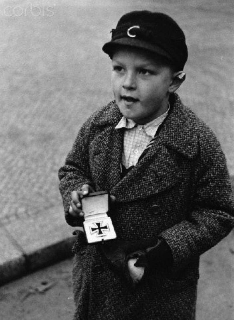 Немецкий мальчик пытается продать Железный Крест отца, Берлин, 1945 год. интересно, история, фото