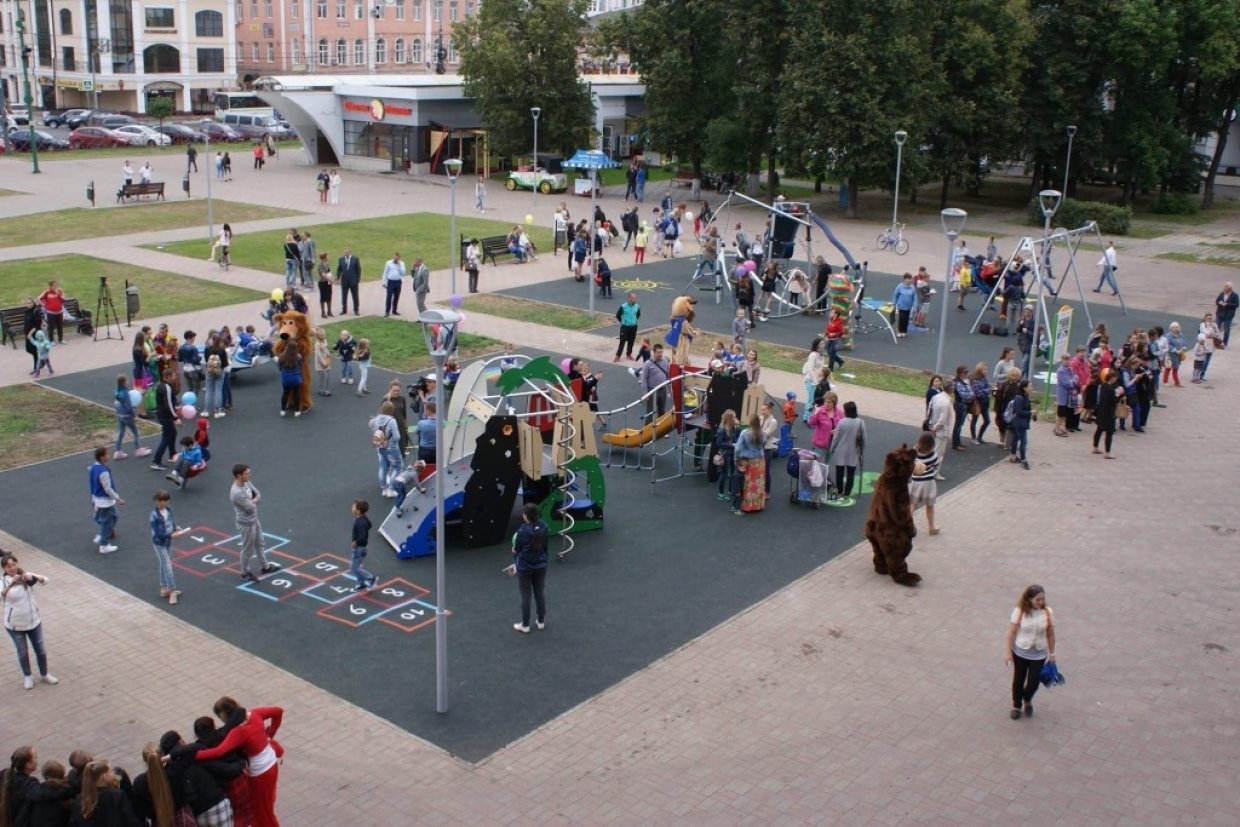 Площадка площадь. Площадь у ТЮЗА В Ярославле. Городок у ТЮЗА Ярославль. Детская площадка у ТЮЗА В Ярославле. Площадки около ТЮЗА Ярославль.