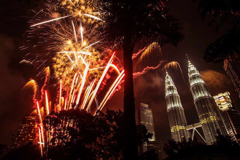 Встреча Нового года в Куала-Лумпур, Малайзия, 01 января 2017. новый год, праздник, салют, фейрверк
