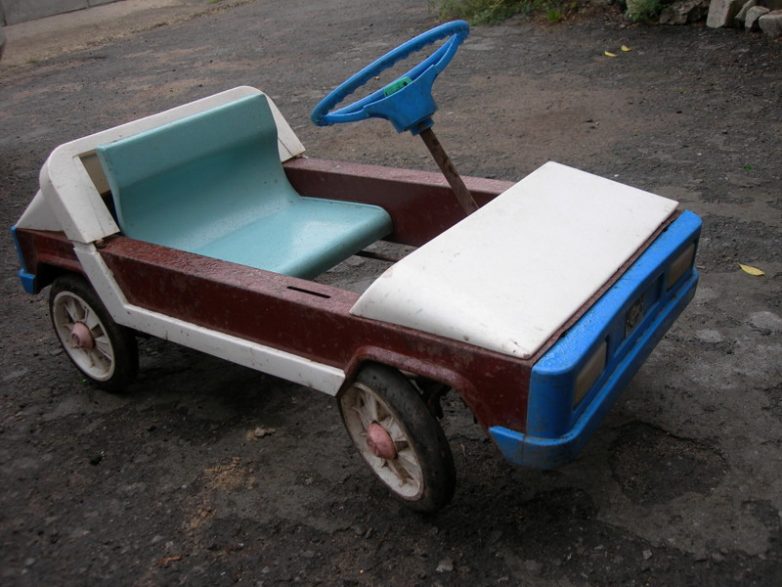 Автомобили на педальной тяге из детства