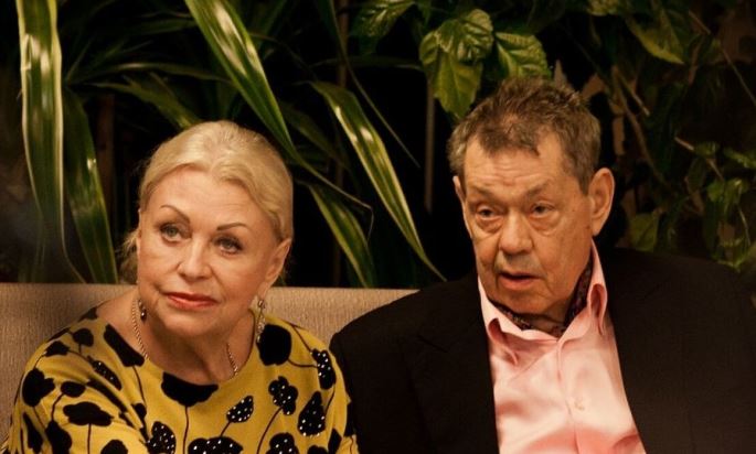 Вдова Караченцова пожаловалась на безденежье