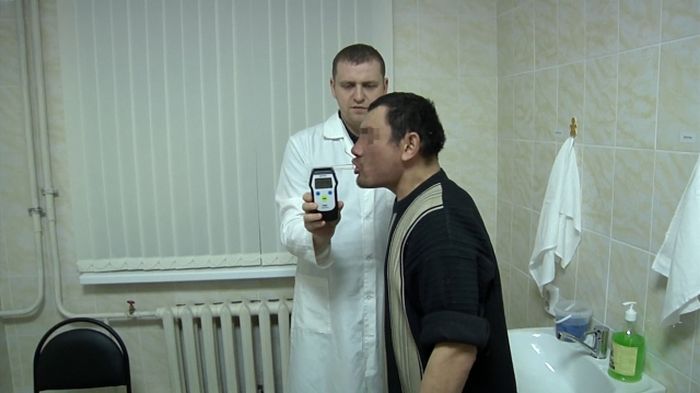 Первый посетитель челябинского вытрезвителя сломал алкотестер (4 фото) Первый посетитель челябинского вытрезвителя сломал алкотестер (4 фото)