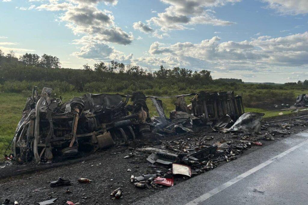 ДТП с участием двух фур произошло в Омской области