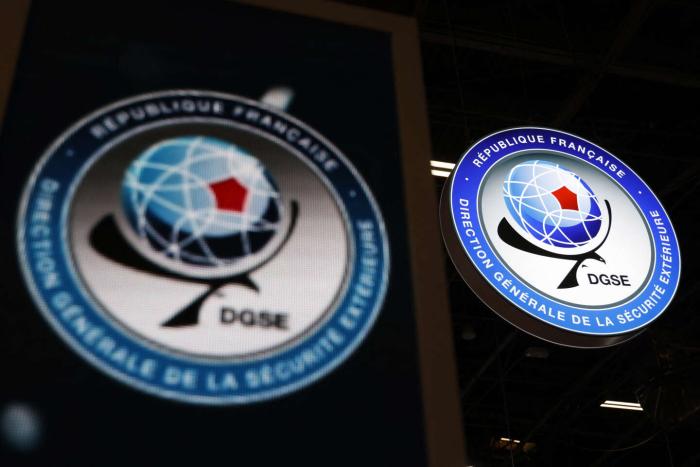 Макрон уволил главу французской разведки за африканский провал