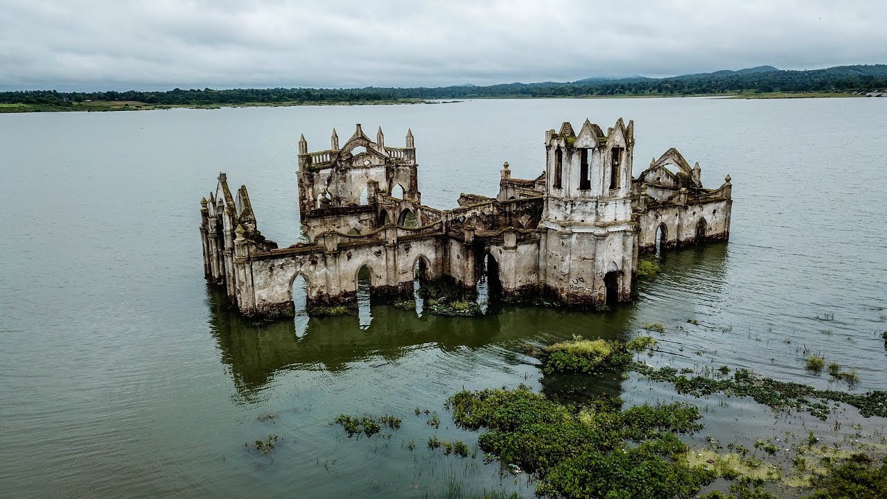 Святилище затопленных объятий. Shettihalli Rosary Church. Затопленный храм в тропиках. Карнатака разрушенный храм в воде. Британские ворота наполовину в воде.
