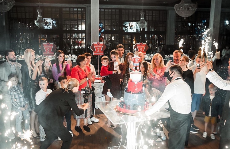 Пока папа на матче: Настасия Шубская устроила старшему сыну хоккейную вечеринку без Александра Овечкина Пока папа на матче: Настасия Шубская устроила старшему сыну хоккейную вечеринку без Александра Овечкина Звезды,Новости о звездах