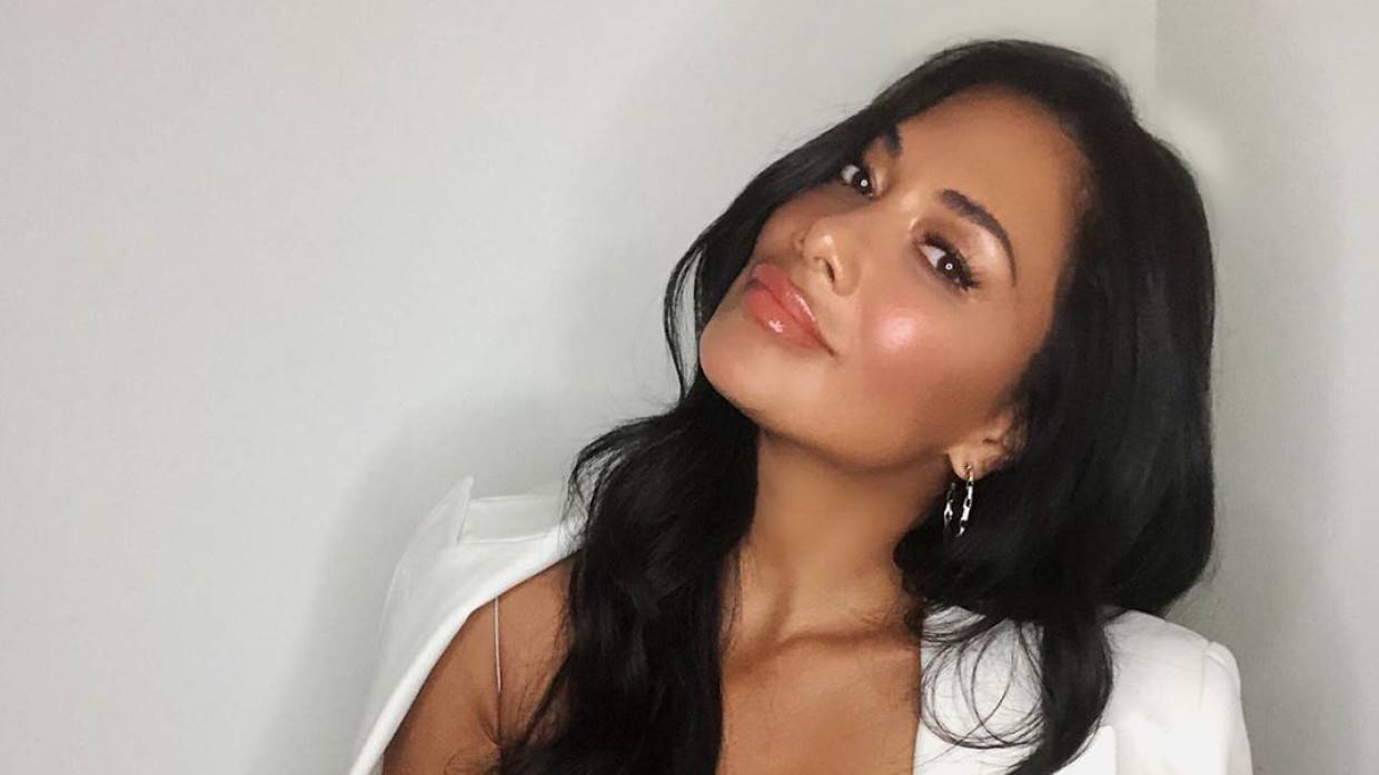 Николь Шерзингер поразила фанатов своей стойкой на голове в бикини