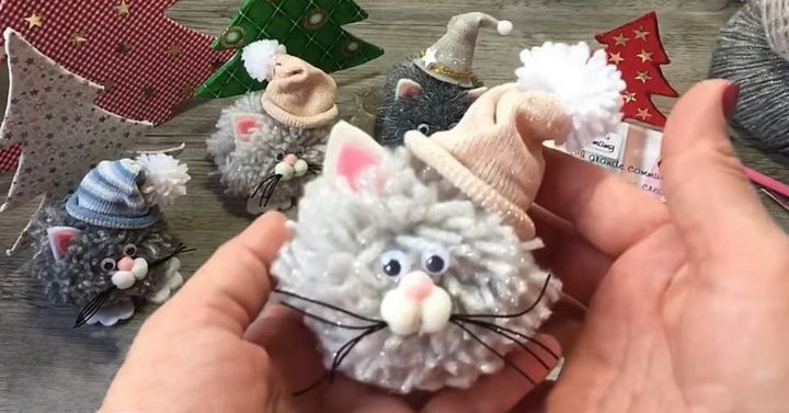 Очаровательные пушистые котята украсят вашу елочку. Просто и красиво