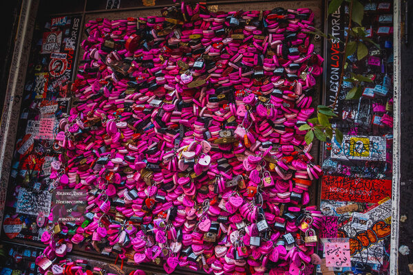 Отвращение, смешанное с любовью: балкон Джульетты в Вероне Отвращение, смешанное с любовью: балкон Джульетты в Вероне Верона,Италия,путешествия