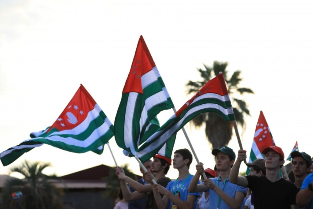 Директор Фонда кино Абхазии: туристы из России угрожают нацбезопасности республики