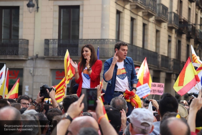 Любить ЛГБТ, проклинать Колумба, забыть о Боге: чему теперь будут учить в испанских школах Любить ЛГБТ, проклинать Колумба, забыть о Боге: чему теперь будут учить в испанских школах геополитика