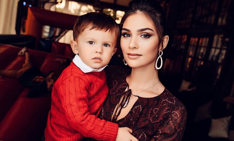 Пока папа на матче: Настасия Шубская устроила старшему сыну хоккейную вечеринку без Александра Овечкина