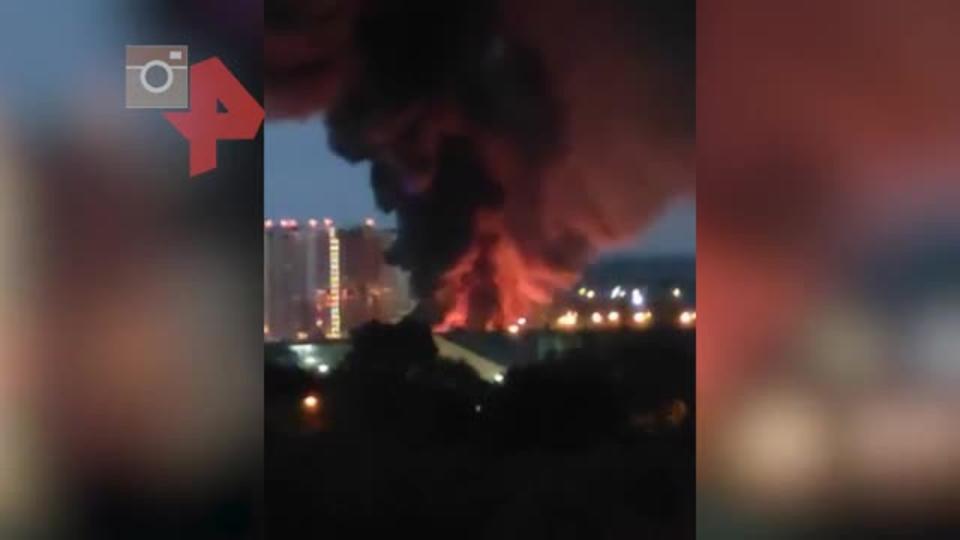 Огонь охватил 1000 "квадратов" металлобазы в Москве