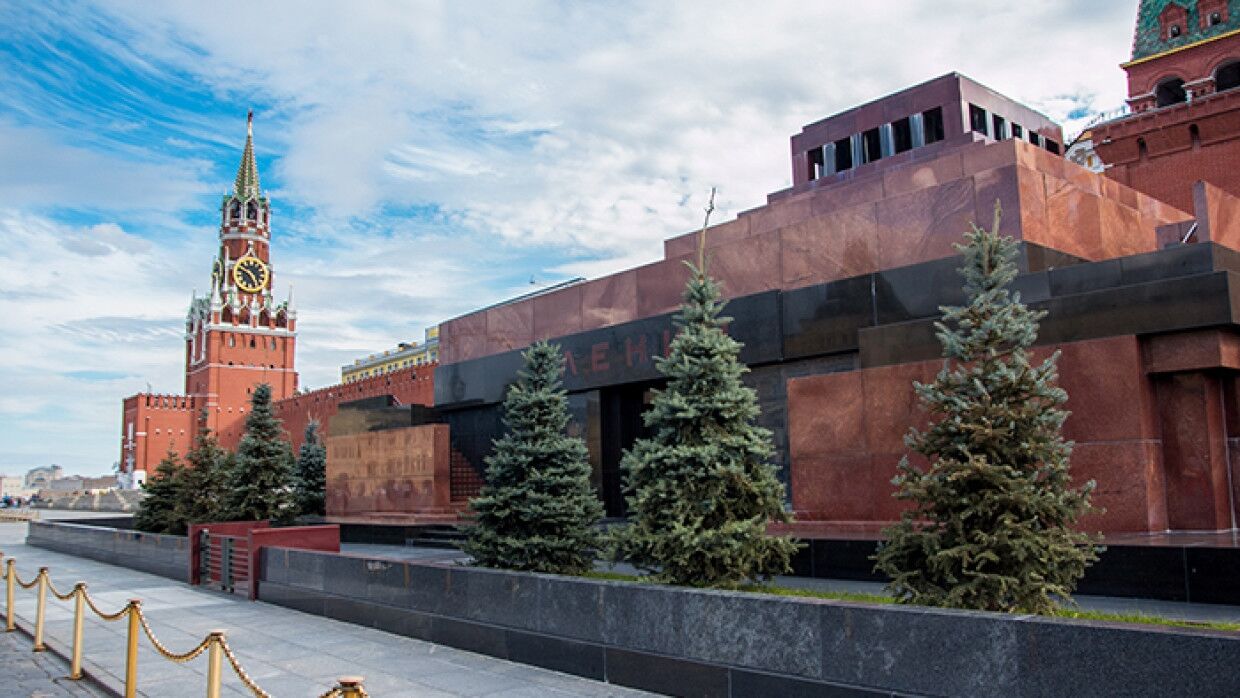 Кремлевские ленин. Мавзолей в.и Ленина на красной площади в Москве. Москва красная площадь 9 мавзолей в и Ленина. Ленин на красной площади в мавзолее.