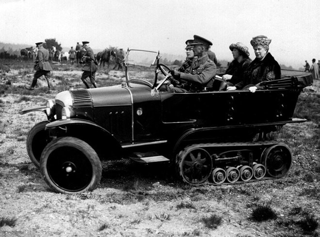 Королева Мария с принцессой в армейском автомобиле с гусеничным приводом, 1920 год авто, мото, ретро