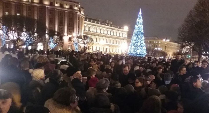 В Петербурге люди вышли на акцию против передачи Исаакиевского собора РПЦ