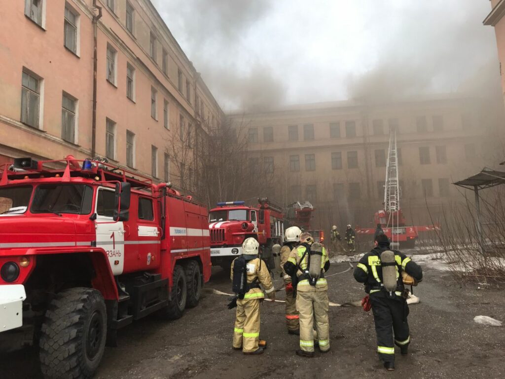 Пожарные ликвидировали открытое горение в здании бывшего училища Связи в Рязани