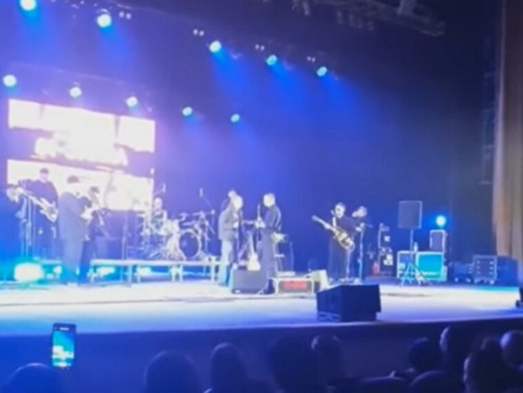 Cолист группы «Ляпис Трубецкой» подрался с фанатом на сцене (ВИДЕО)