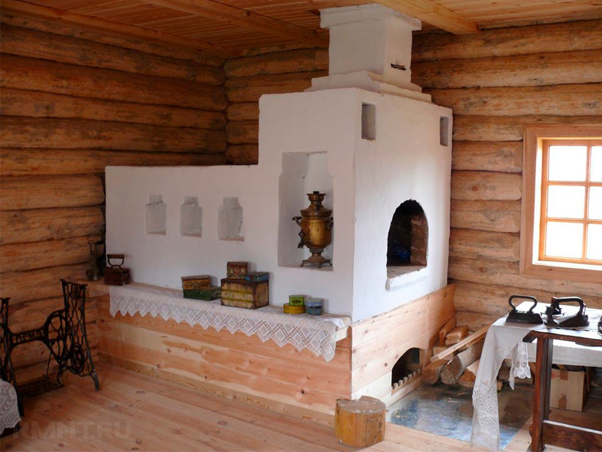 русская печка в доме в интерьере