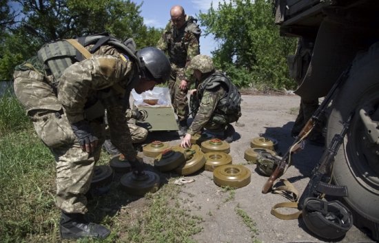 Украинские силовики подорвалась на линии фронта в Донбассе