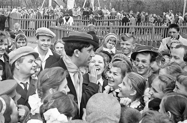Юрий Никулин и Михаил Шуйдин во время встречи с зрителями, 1962  никулин, редкие, фото