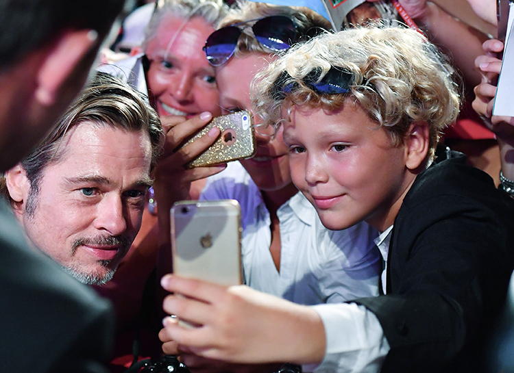 Брэд Питт и беременная Бар Рафаэли на премьере фильма "К звездам" Брэд Питт и беременная Бар Рафаэли на премьере фильма "К звездам" Звезды,Красная дорожка