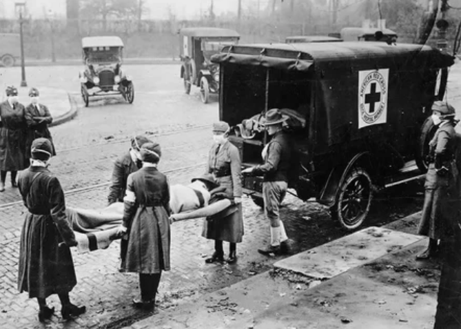 Члены мотокорпуса Красного Креста, дежурившие во время эпидемии гриппа в Соединенных Штатах Америки, в Сент-Луисе, штат Миссури, в октябре 1918 года