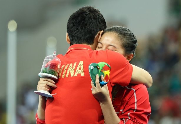 Китайский олимпиец сделал предложение коллеге по сборной во время церемонии награждения любовь, олимпиада, рио