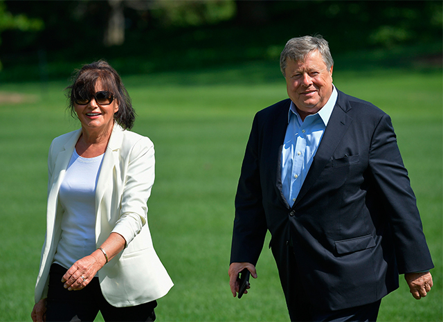 Амалия и Виктор Кванс вернулись в Белый дом из резиденции Camp David