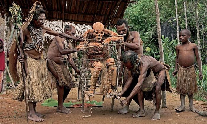 Папуасы мумифицируют своих вождей. | Фото: gloom.name.