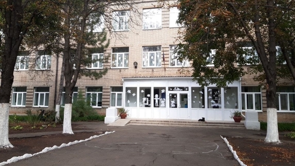 ВСУ обстреляли школу-интернат в Ясиноватой: более 100 детей спрятали в подвалах