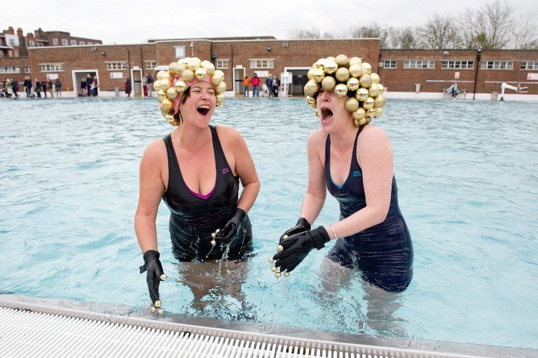 Эмоциональные новогодние купания 