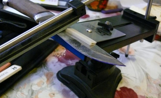 Используйте специальный станок для заточки ножа 
