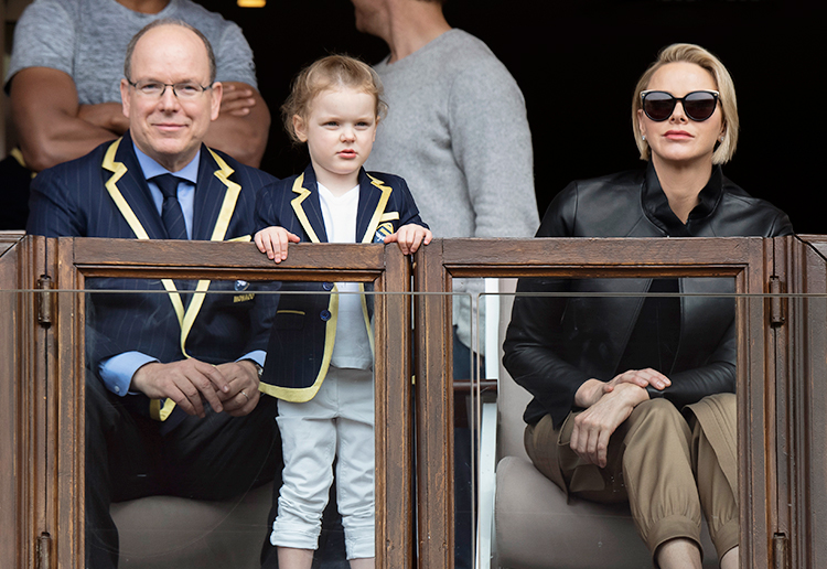 На стиле: княгиня Шарлен и князь Альбер с детьми на турнире по регби На стиле: княгиня Шарлен и князь Альбер с детьми на турнире по регби Дети,Детская мода