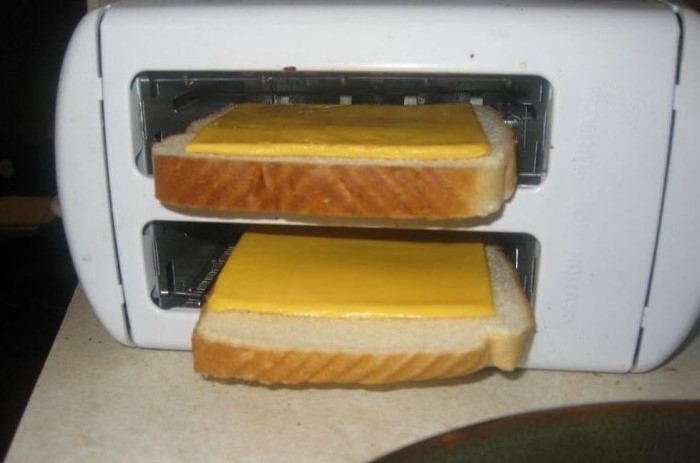 Сыр может затечь в тостер, из-за чего прибор сгорит / Фото: i.pinimg.com