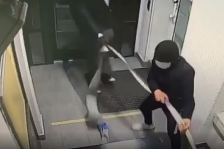 Мигранты попытались похитить банкомат в Королеве