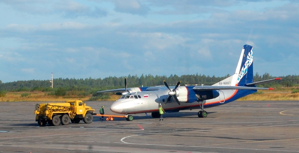 Самолет с 38 пассажирами на одном двигателе благополучно приземлился в Якутии 
