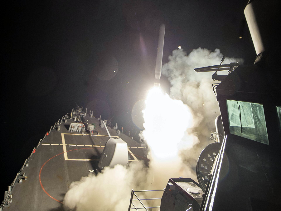 USS Росс (DDG 71) наносит удар Томогавками по Сирии 6 апреля 2017.png