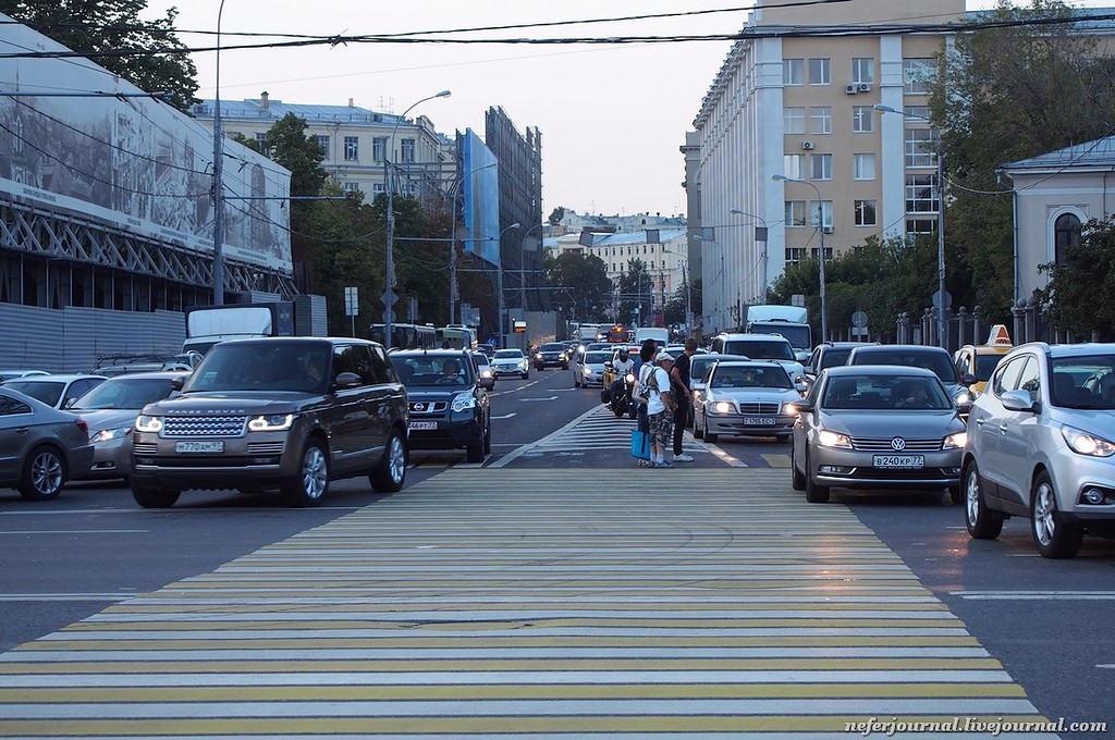 Можно ли парковаться на островке безопасности. Парковка на остановке. Место где была стоянка. Перекрестки как их отличать от въезда во двор.