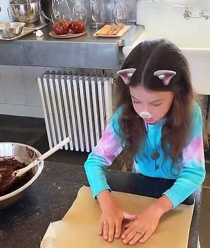 Даша Жукова с дочерью Леей приготовила торт ко дню рождения музея 