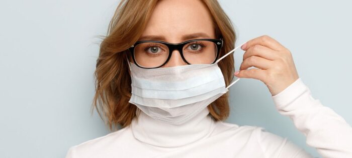 Как предотвратить запотевание очков, когда носишь медицинскую маску