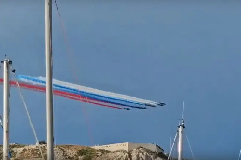 Пилотажная группа Patrouille de France по ошибке нарисовала в небе российский триколор вместо флага Франции