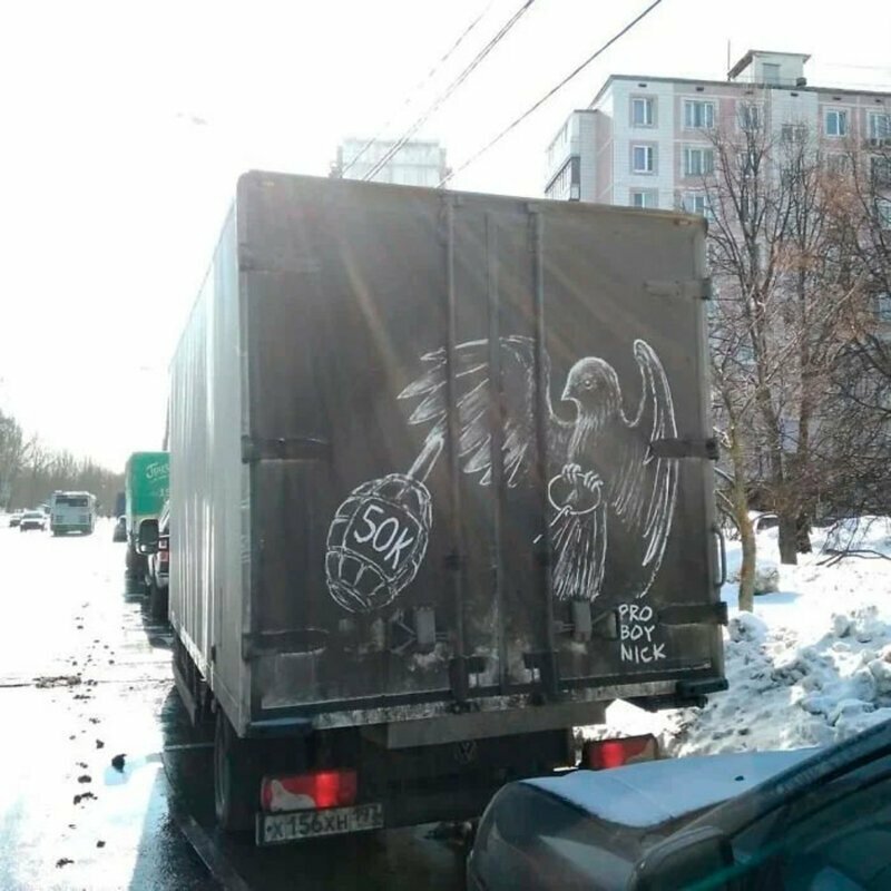 Грязь вместо красок: чего только не увидишь на пыльных грузовиках Грязь вместо красок: чего только не увидишь на пыльных грузовиках