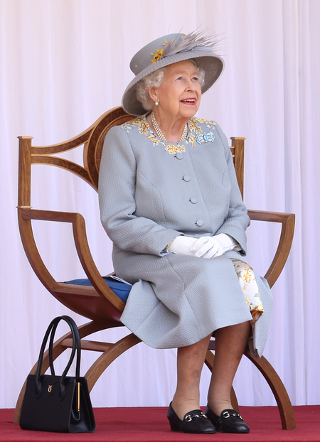 Один наряд на все случаи жизни: королева Елизавета II отметила свое 95-летие на параде Trooping the Colour Монархи,Британские монархи