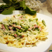 Паста фарфалле со сливочным соусом, зеленым горошком и стручковой фасолью