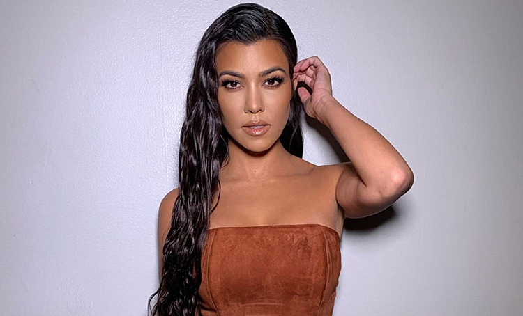 Парад автомобилей и Микки Маусы: как Кортни Кардашьян отметила день рожденья на карантине