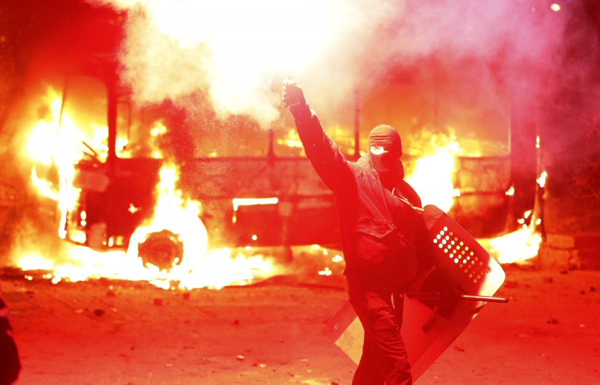 На Украине снова жгут покрышки. Противостоять радикалам не может даже полиция