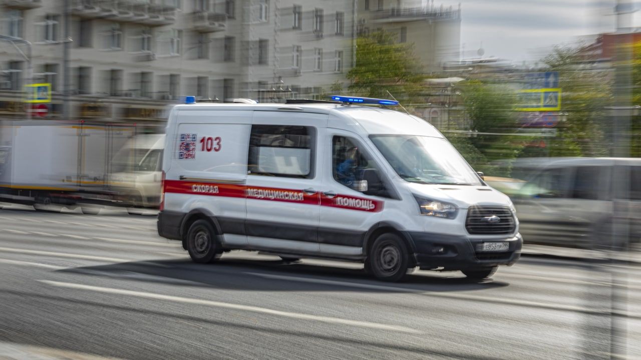 Мотоциклист получил травмы при столкновении с машиной скорой помощи в Москве