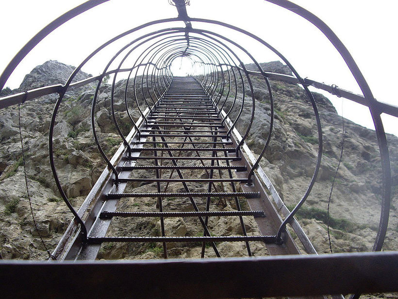 Как живется грузинскому монаху на вершине скалы, где он провел уже 26 лет Путешествия,фото