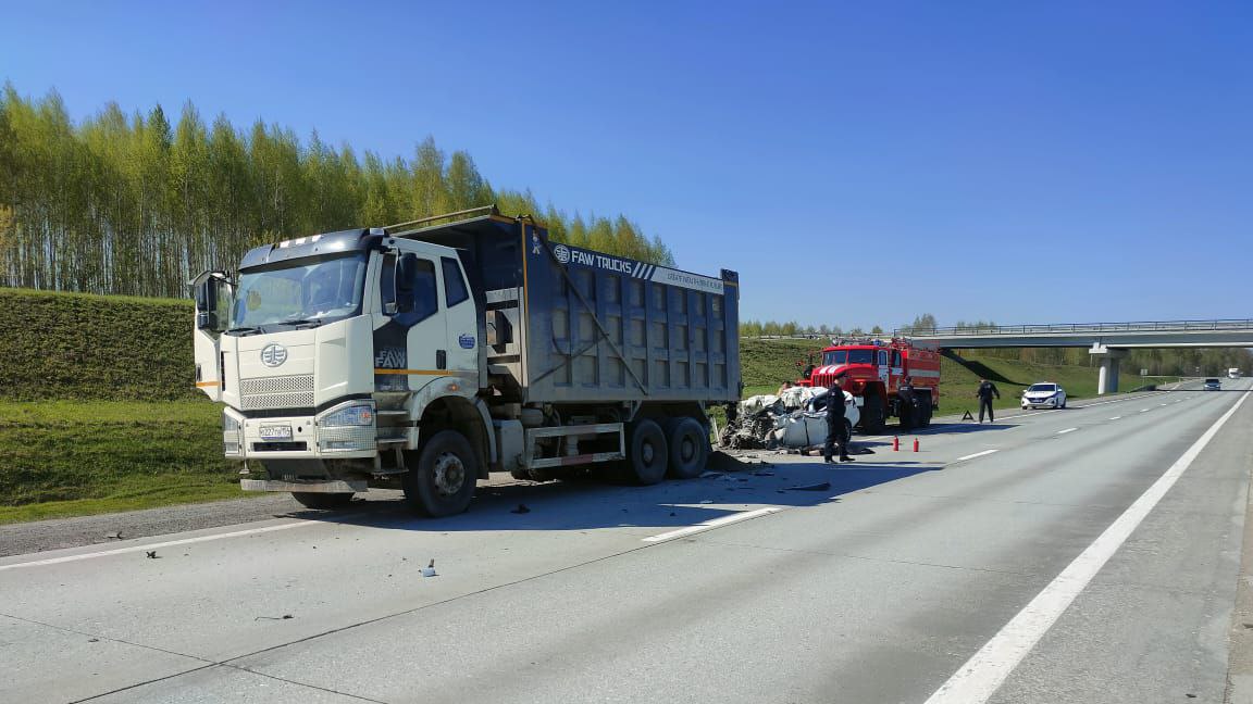 В Новосибирской области водитель Volkswagen погиб в ДТП с грузовиком